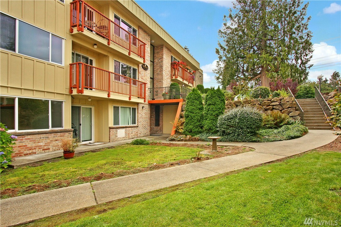 Property Photo:  425 45th St SW 307  WA 98203 