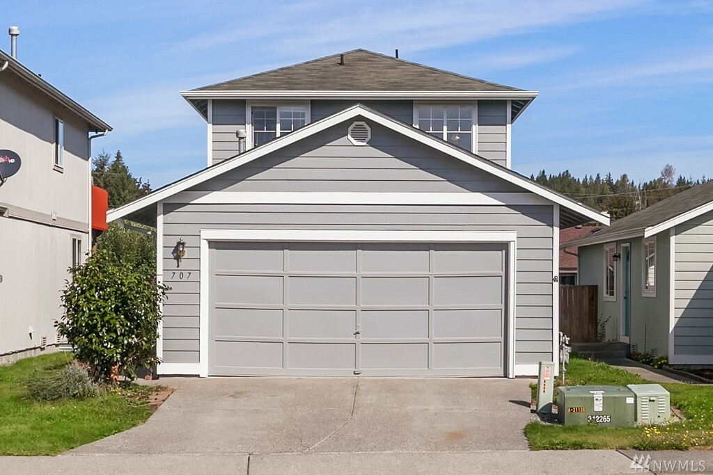 Property Photo:  707 Lois Lane  WA 98294 