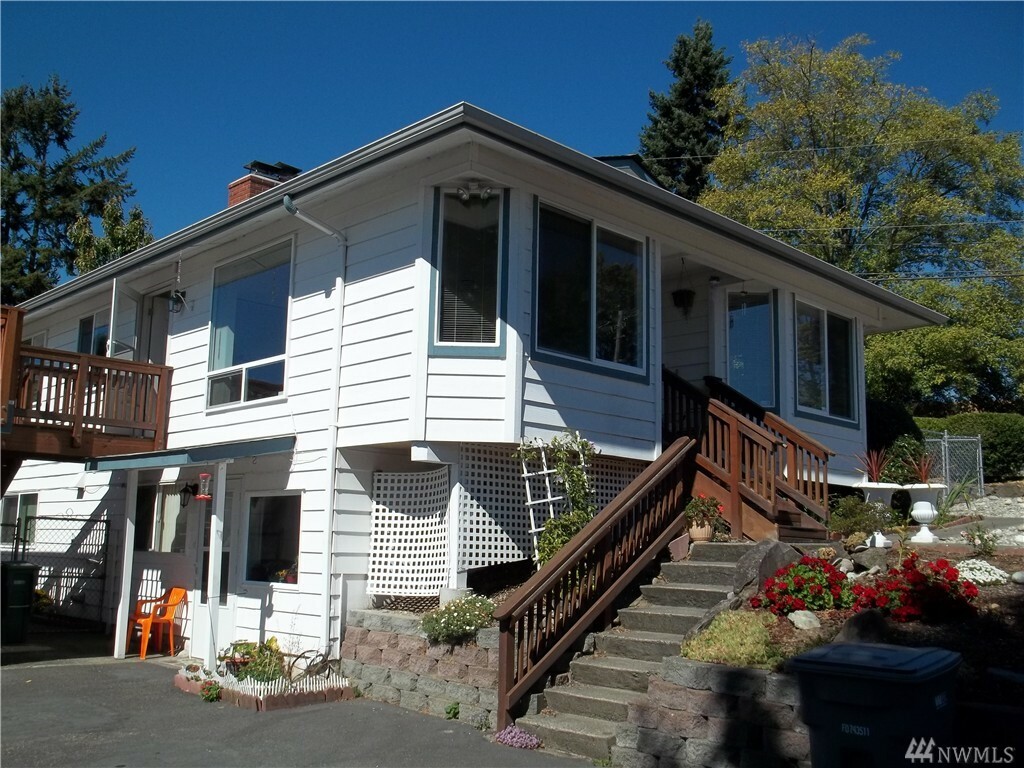 Property Photo:  201 Thomas Ave SW  WA 98057 