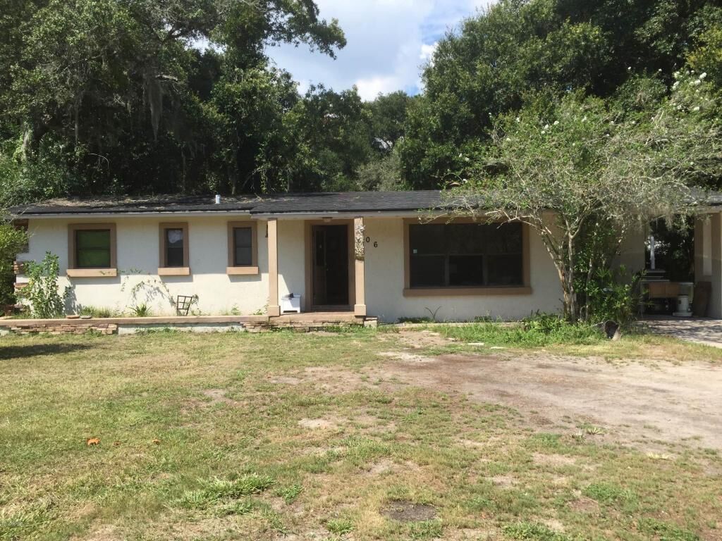 Property Photo: 106 Ashley Drive FL 32177