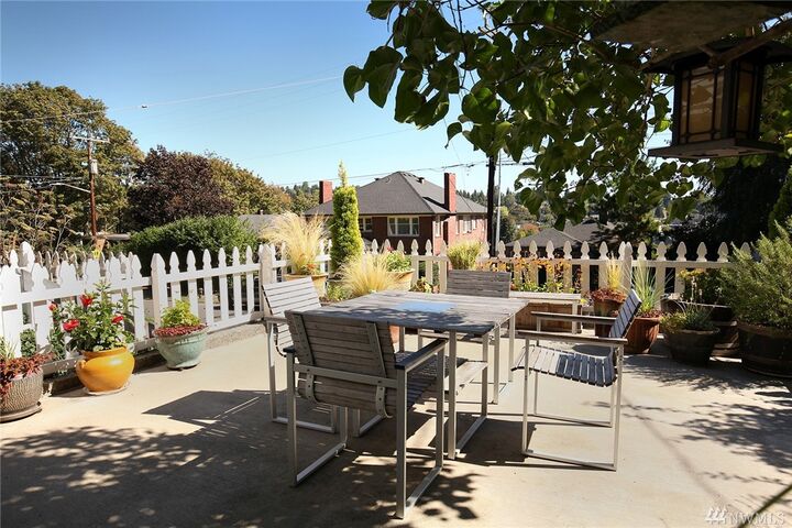 Property Photo:  5023 22nd Ave NE  WA 98105 