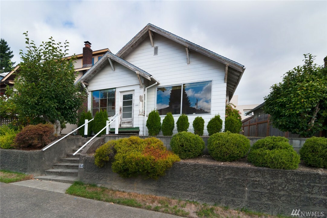 Property Photo:  144 NE 64th St  WA 98115 