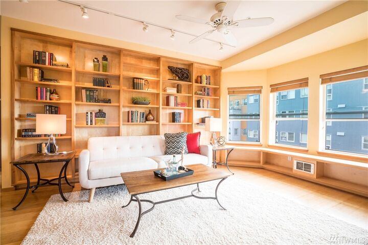 Property Photo: 800 Hiawatha Place S C WA 98144