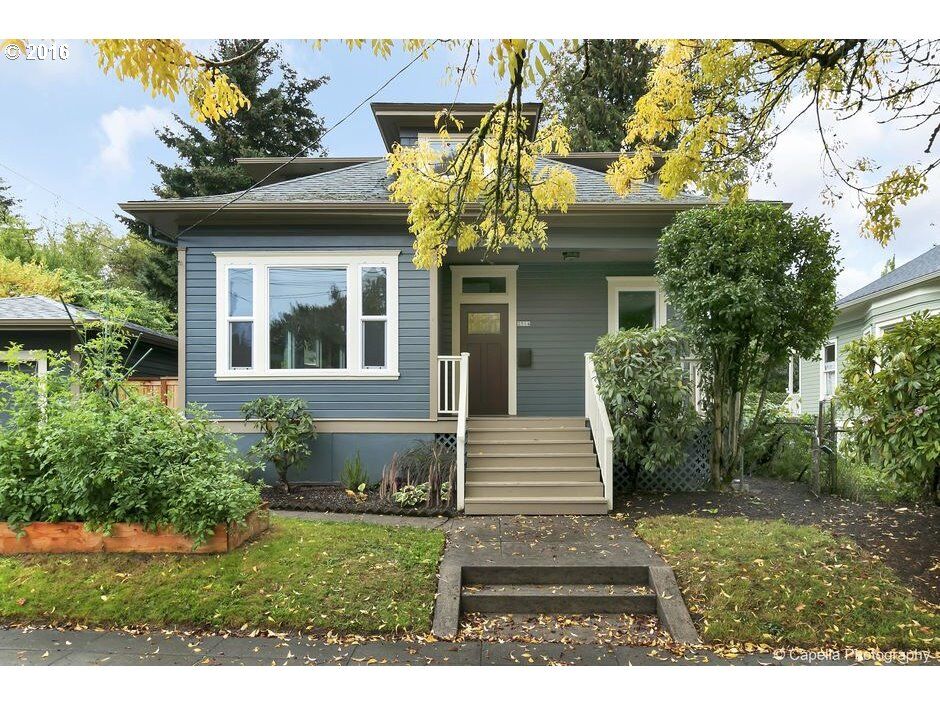 Property Photo:  2514 SE Ash St  OR 97214 
