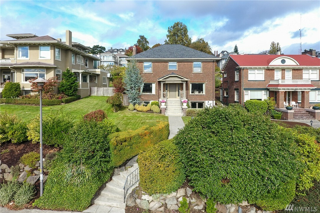 Property Photo: 334 W Kinnear Place WA 98119