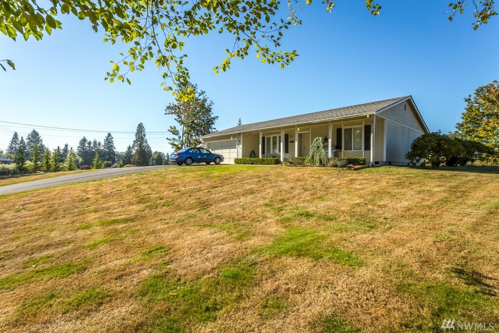 Property Photo:  423 30th Ave SW  WA 98373 