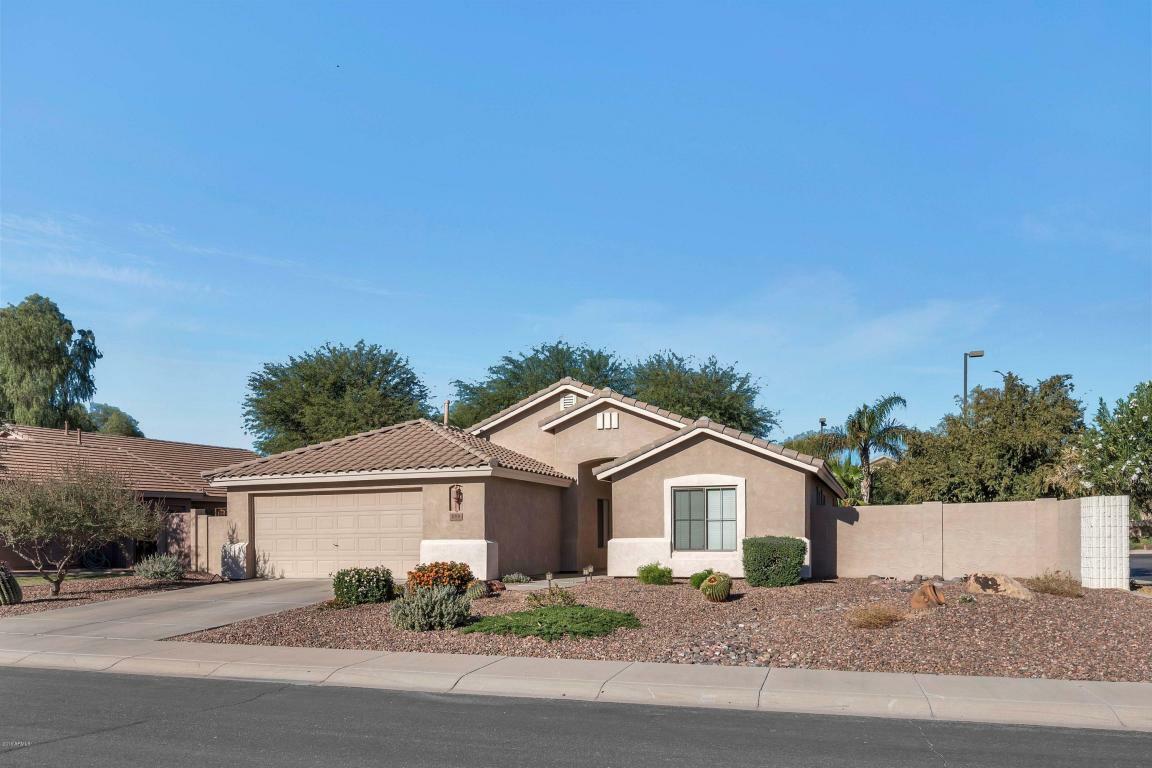 Property Photo:  1018 S Roca Street  AZ 85296 