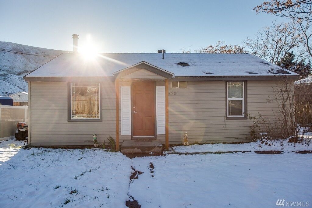 Property Photo:  520 Rock Island Rd  WA 98801