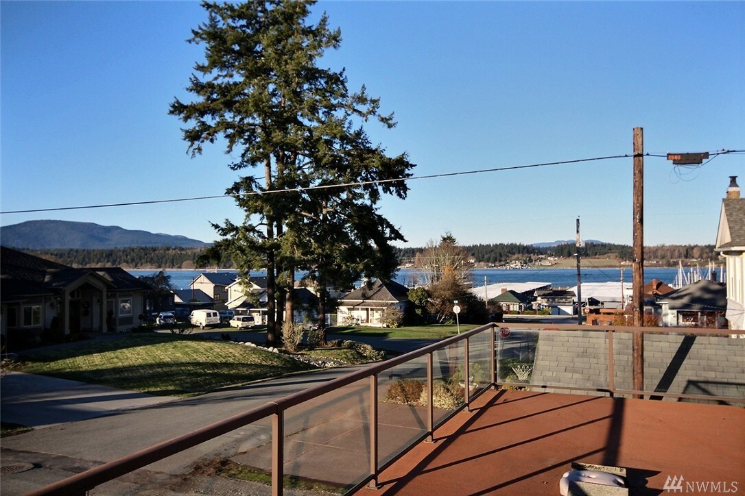 Property Photo:  1520 8th St  WA 98221 