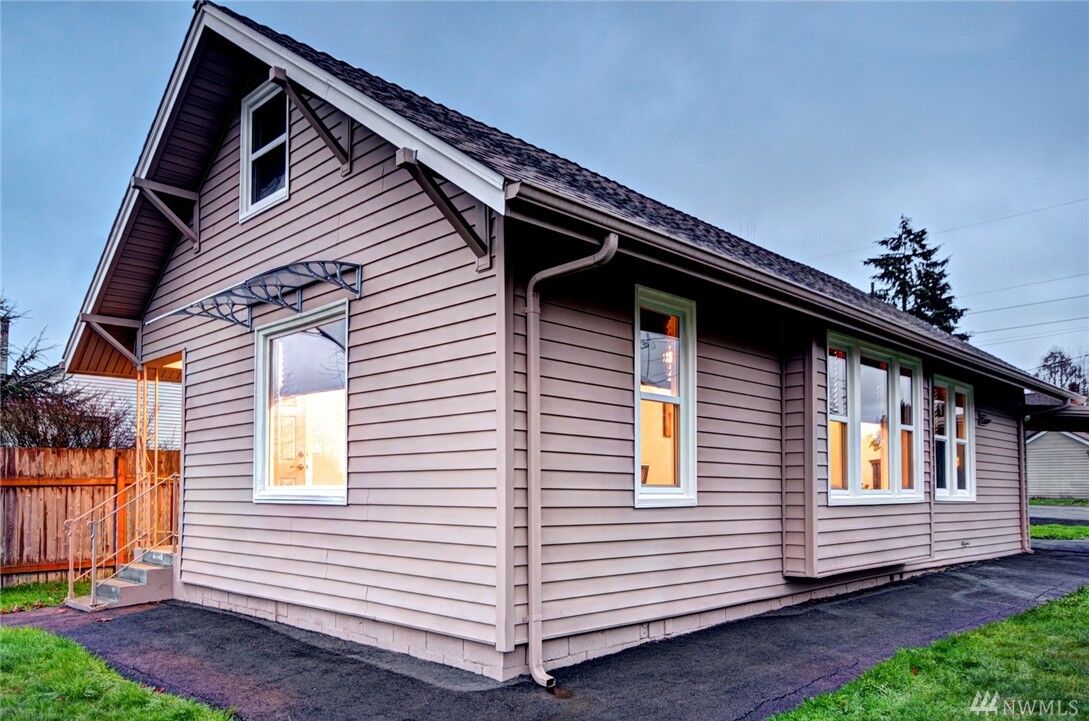 Property Photo:  1625 Virginia Ave  WA 98201 