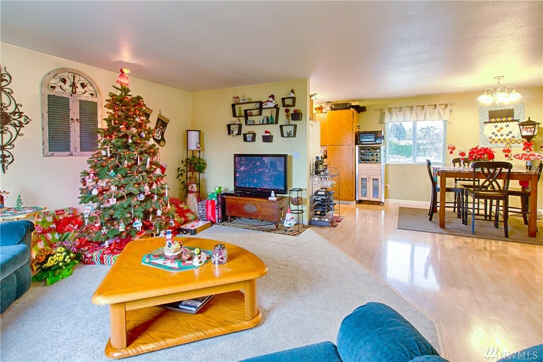 Property Photo:  218 6th Ave N  WA 98001 