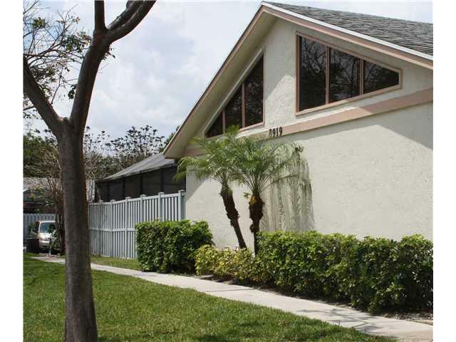 Property Photo:  8919 Thumbwood Circle D  FL 33436 