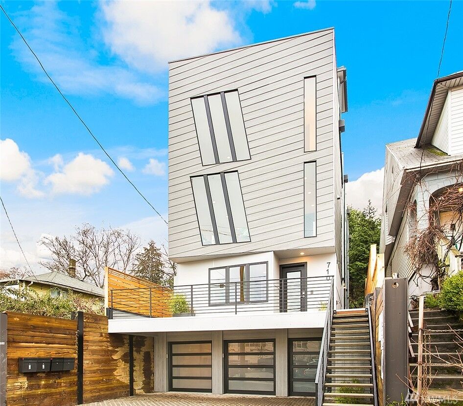 Property Photo:  710 A 14th Ave  WA 98122 