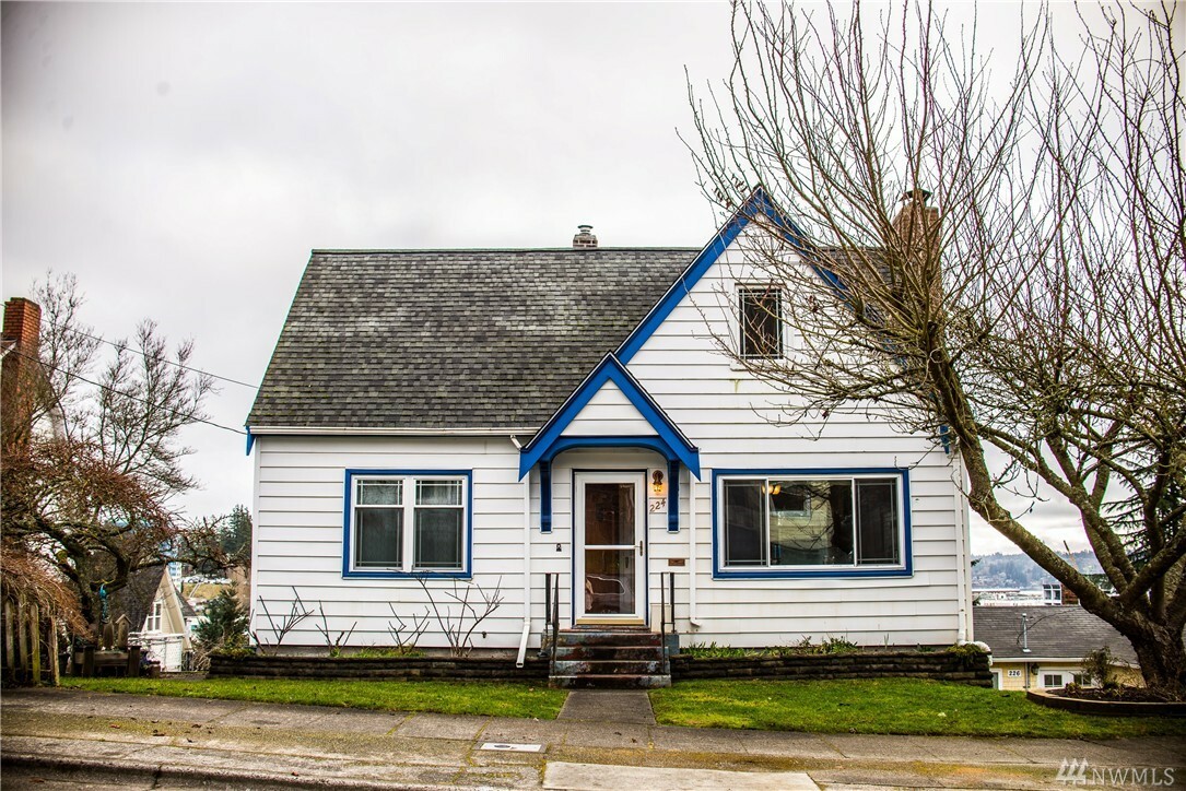 Property Photo:  224 S Lafayette Ave  WA 98312 