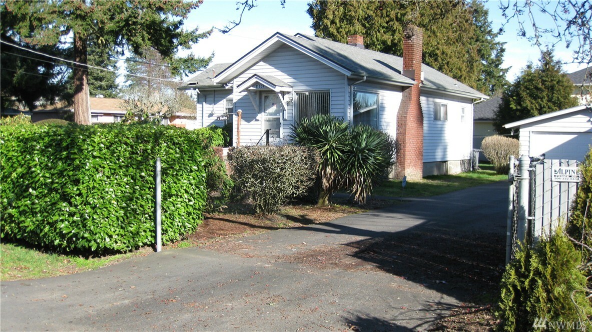 Property Photo:  11804 14th Ave SW  WA 98146 