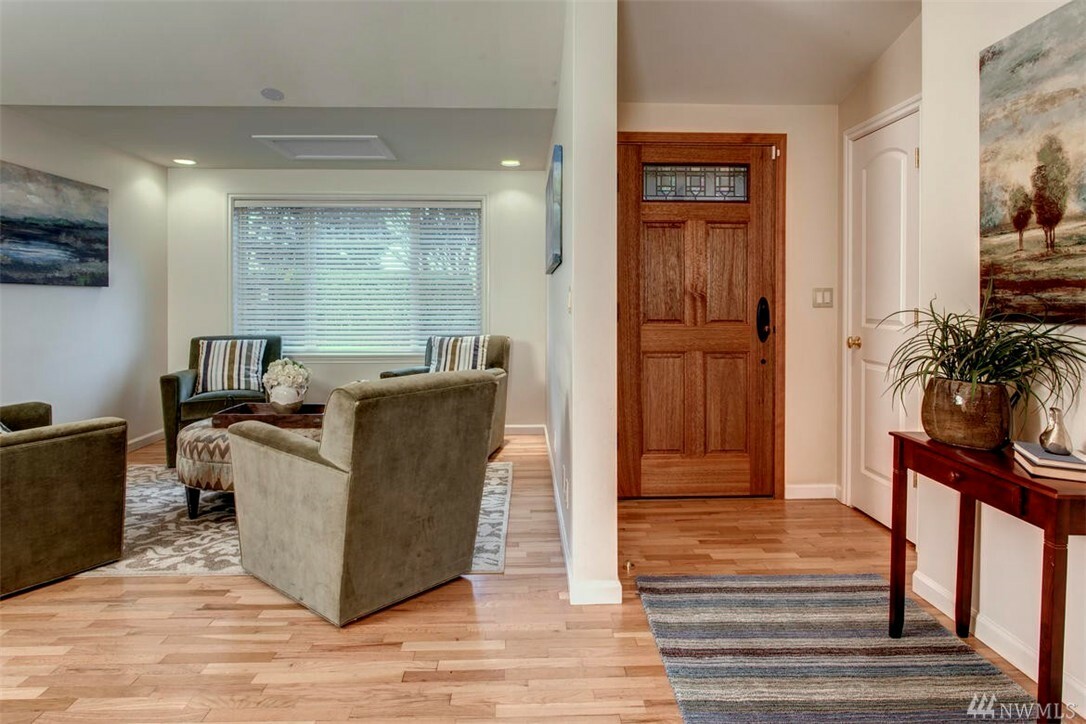 Property Photo:  2748 70th Ave SE  WA 98040 