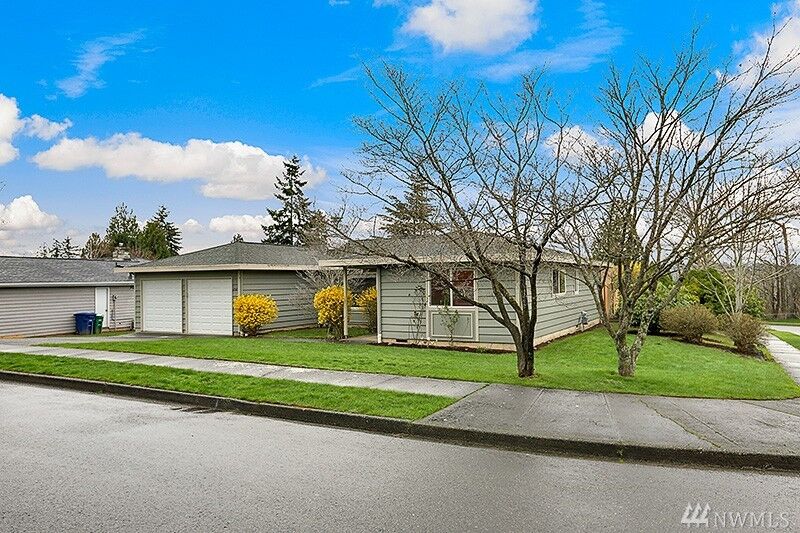 Property Photo:  2521 Smithers Ave S  WA 98055 