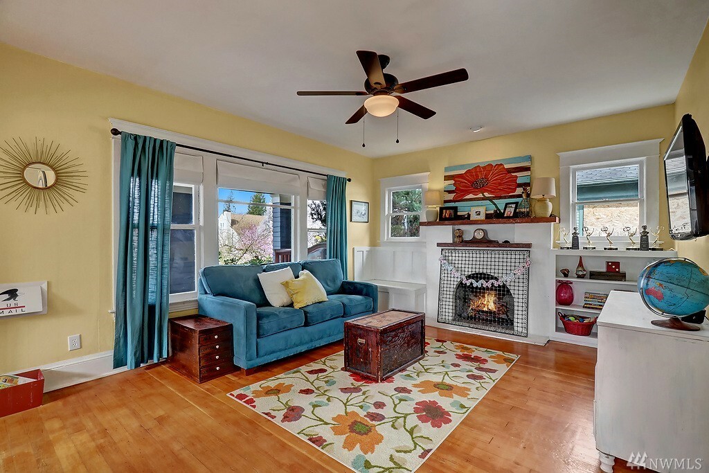 Property Photo: 1411 Hoyt Ave WA 98201