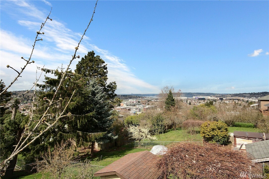 Property Photo:  503 Renton Ave S  WA 98057 