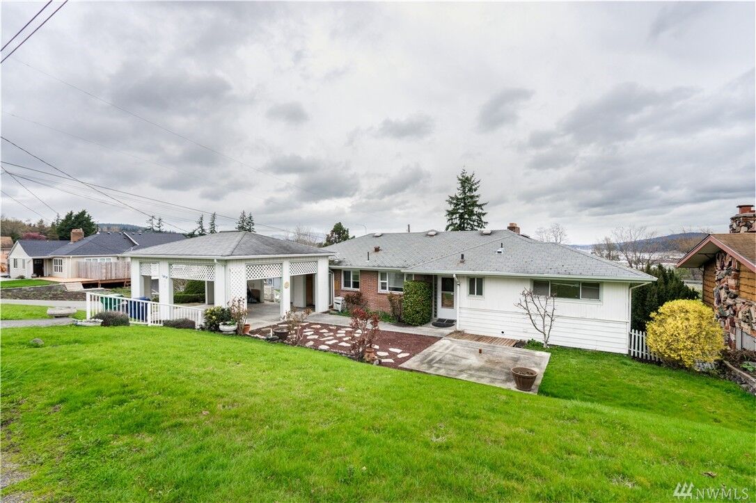 Property Photo: 620 37th St WA 98221
