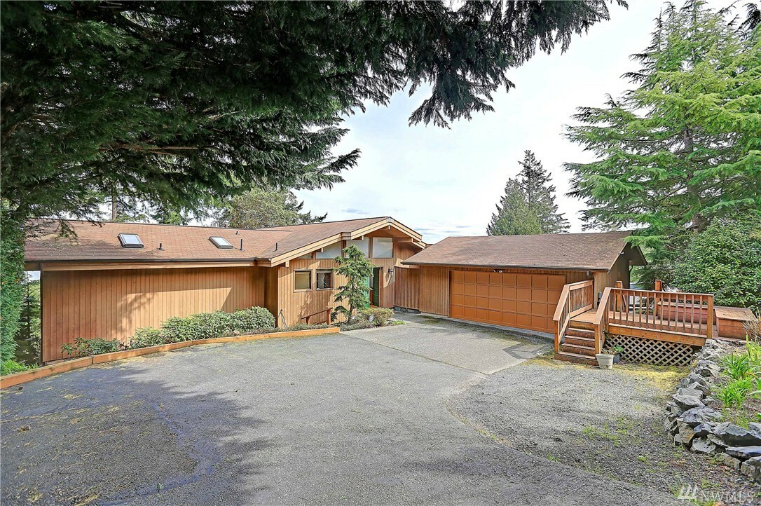 Property Photo:  1319 Country Club Drive  WA 98282 