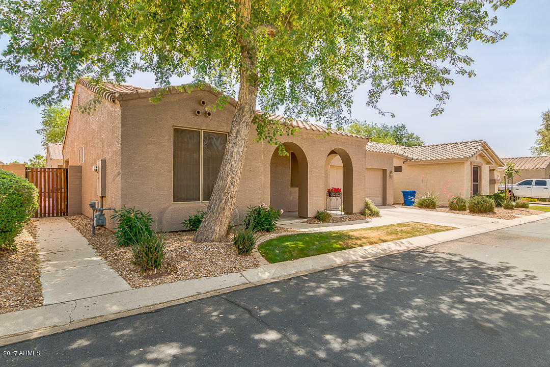 Property Photo:  2051 S Edgewater --  AZ 85209 