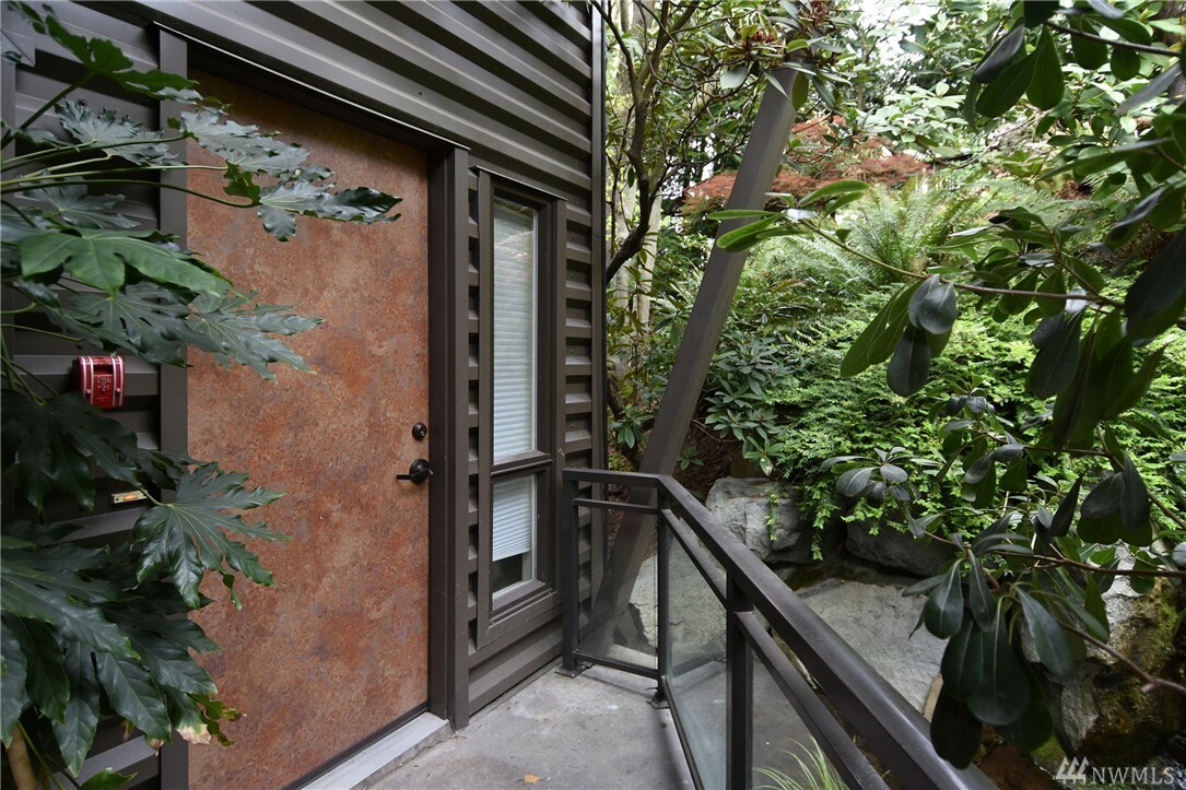 Property Photo:  1631 Broadway Ave E  WA 98102 