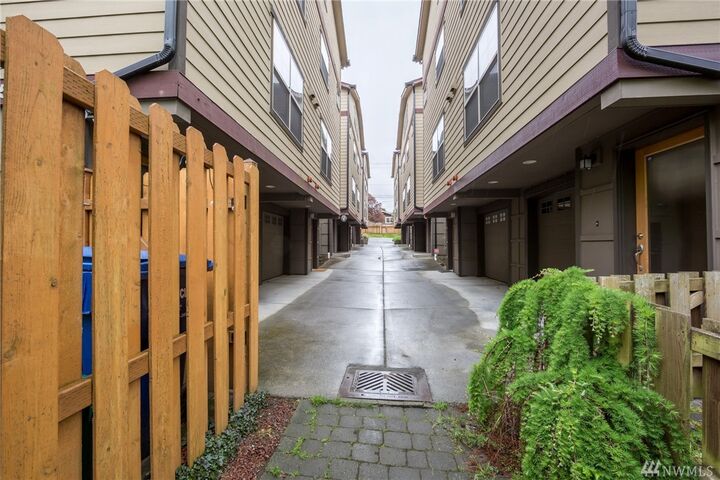Property Photo:  5942 California Ave SW B  WA 98136 