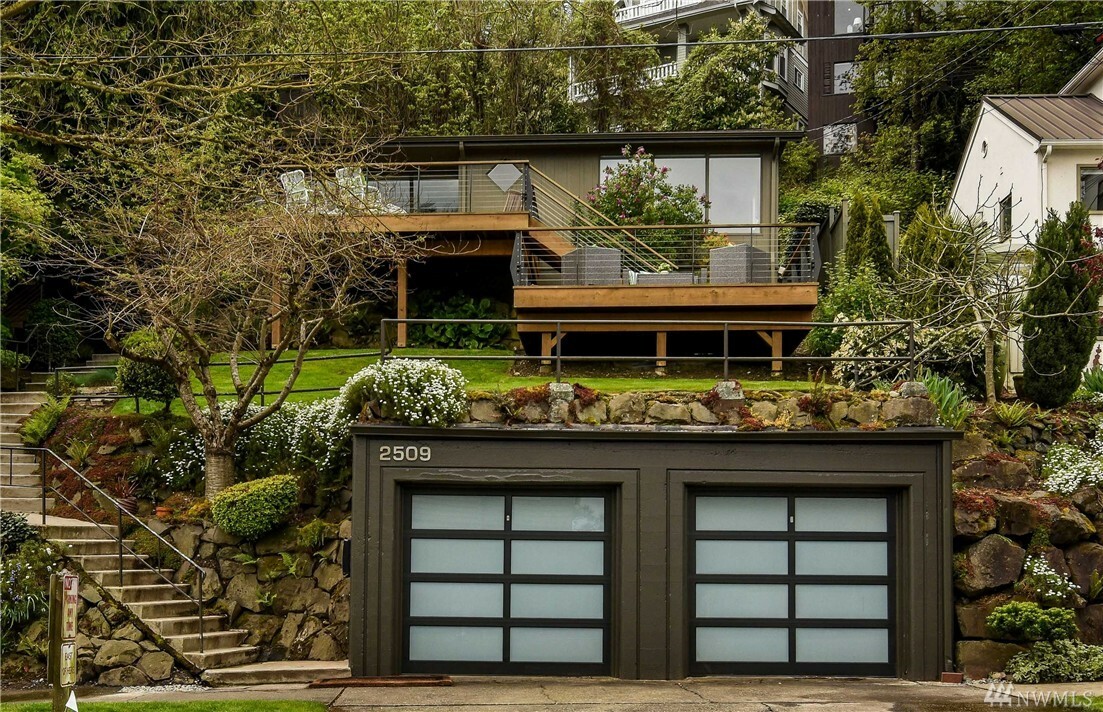 Property Photo: 2509 Boyer Ave E WA 98102