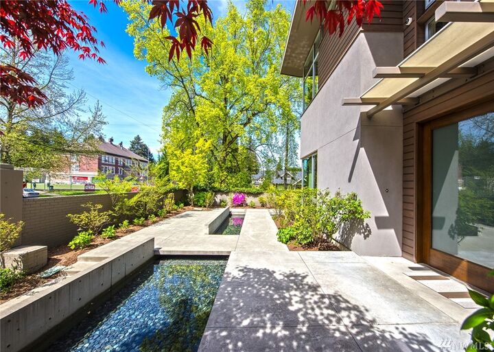 Property Photo:  1530 38th Ave E  WA 98112 