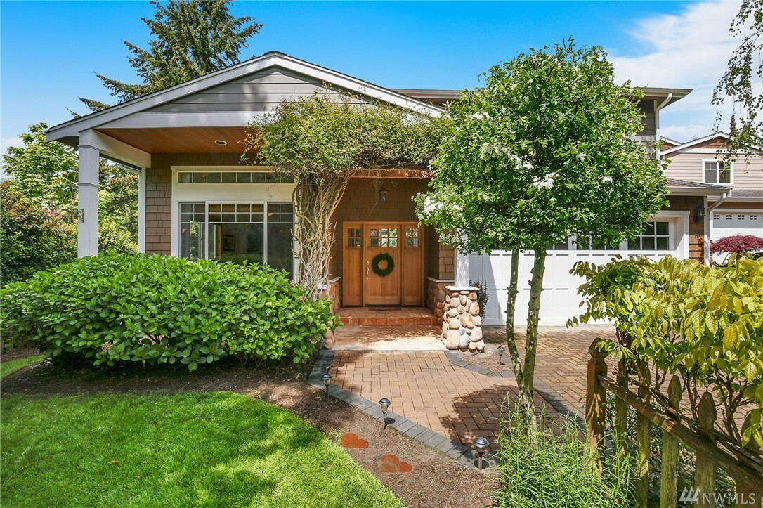 Property Photo:  10220 NE 110th St  WA 98033 