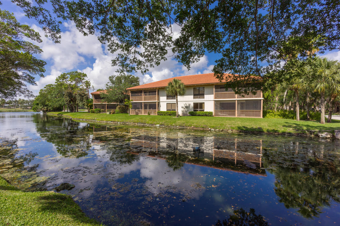 Property Photo: 366 Brackenwood Circle FL 33418