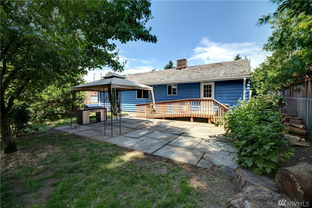 Property Photo: 821 NE 152nd St WA 98155