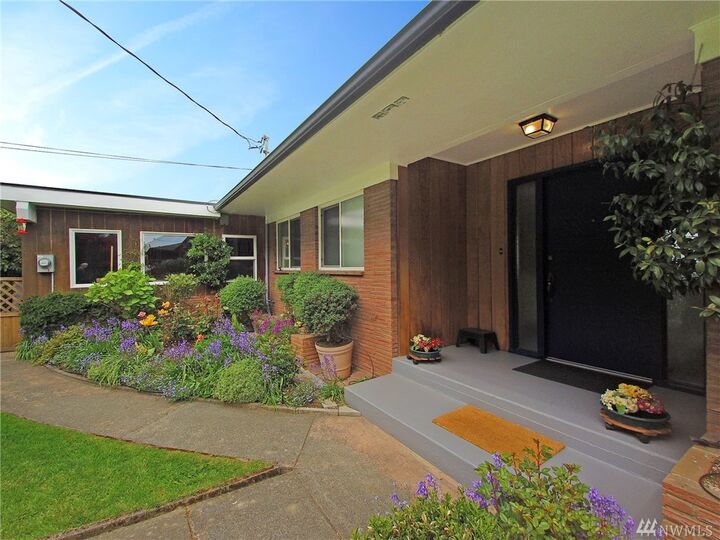 Property Photo:  533 E Park Ave  WA 98362 