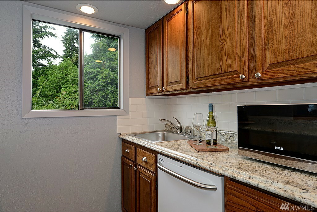 Property Photo:  140 Summit Ave N A10  WA 98030 