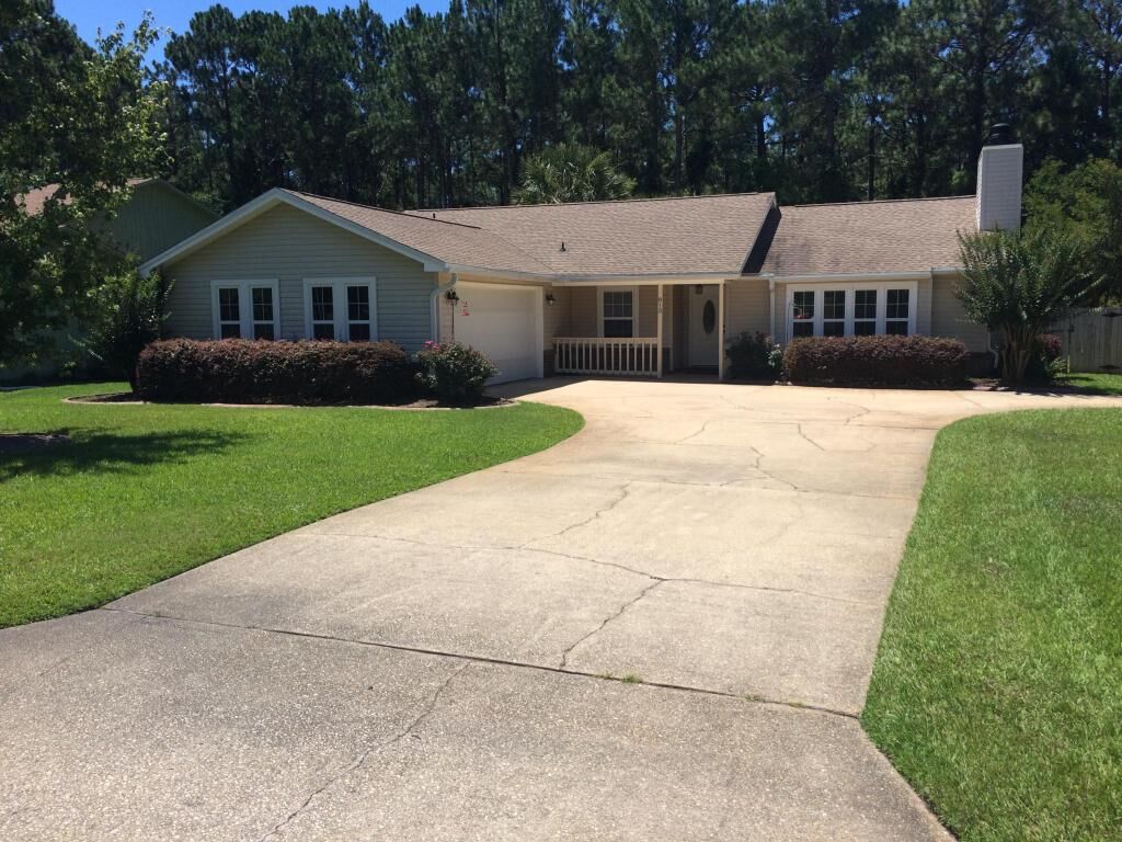 Property Photo: 813 W Ridgewood Cove FL 32578