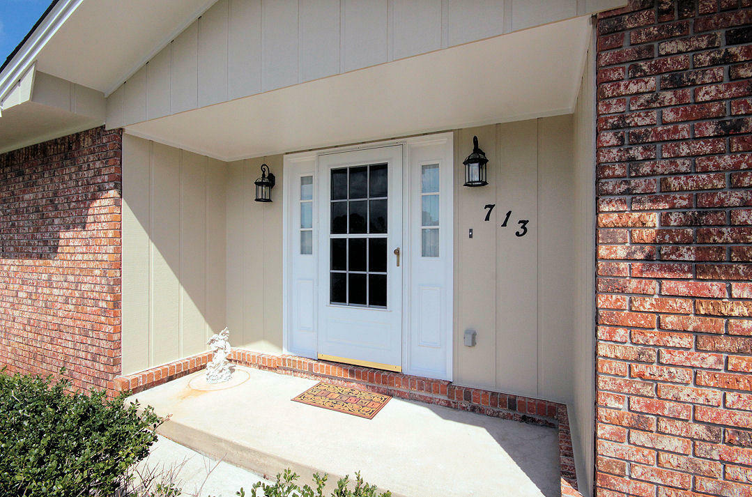 Property Photo: 713 Osage Drive FL 32547