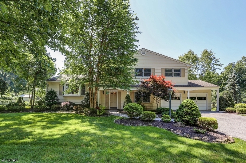 Property Photo:  7 Camelot Way  NJ 07054 