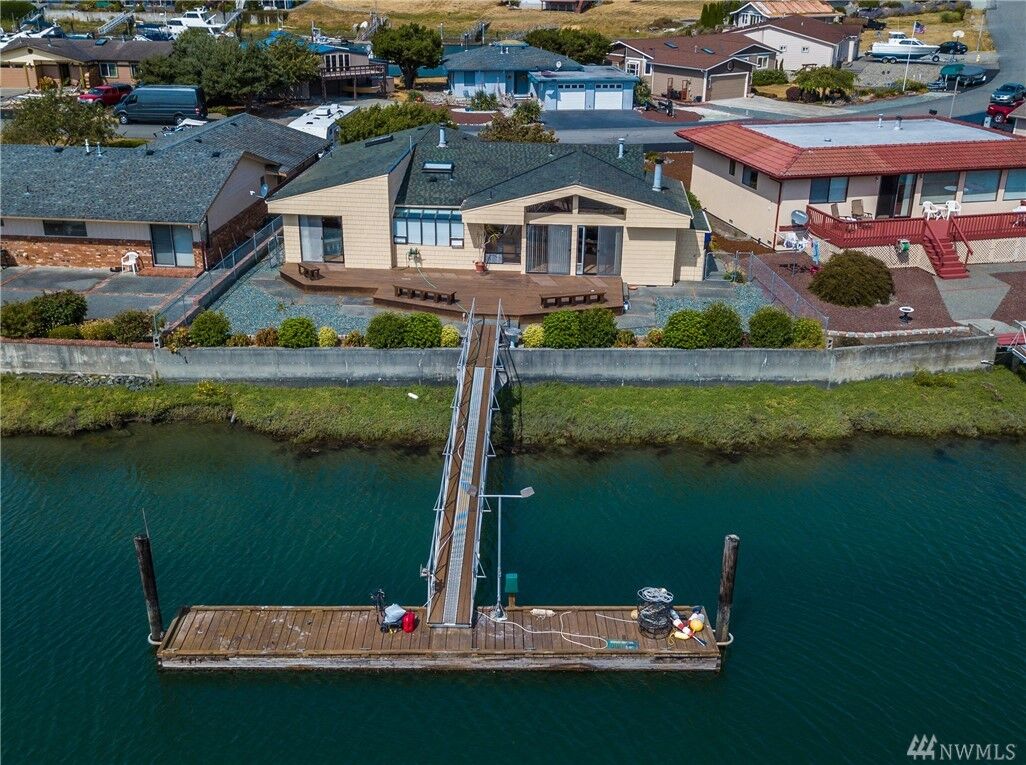 Property Photo:  2240 Mariners Wy  WA 98277 