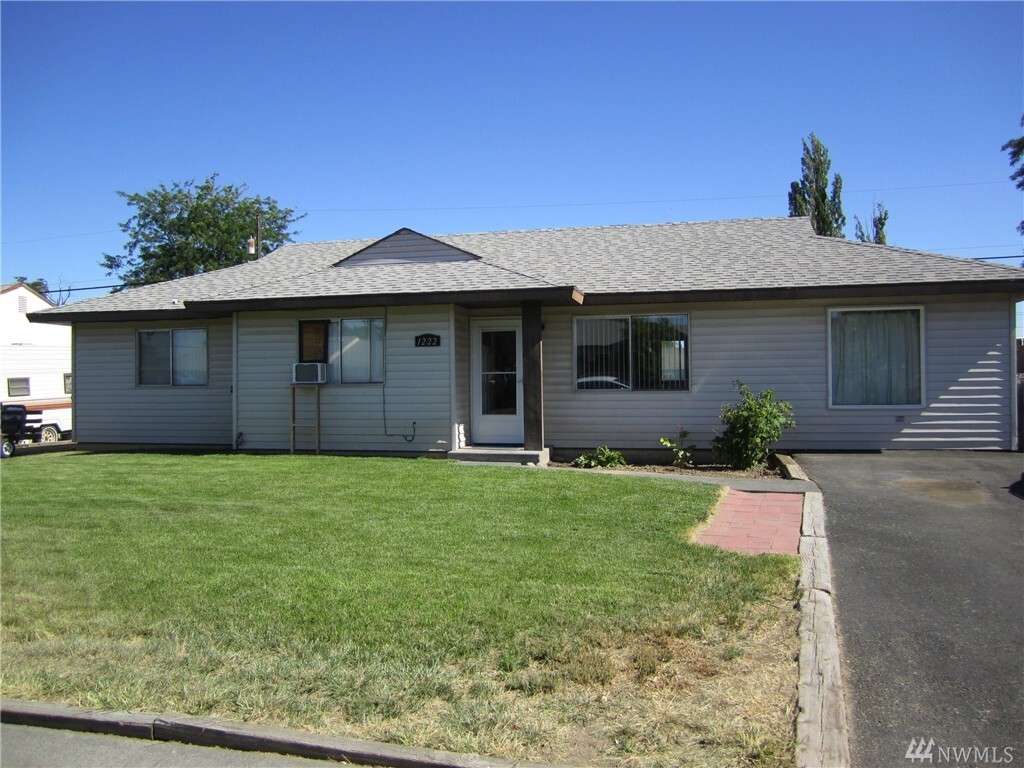 Property Photo: 1222 Mitchell Ave WA 98837