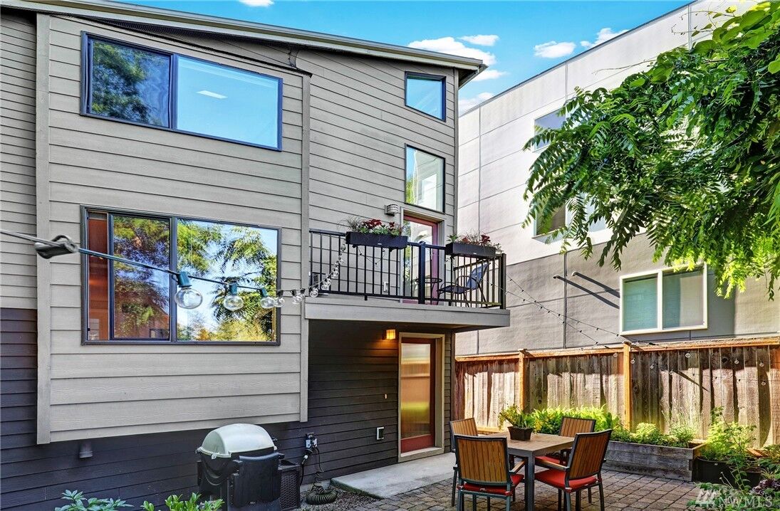 Property Photo:  4218 Evanston Ave N B  WA 98103 