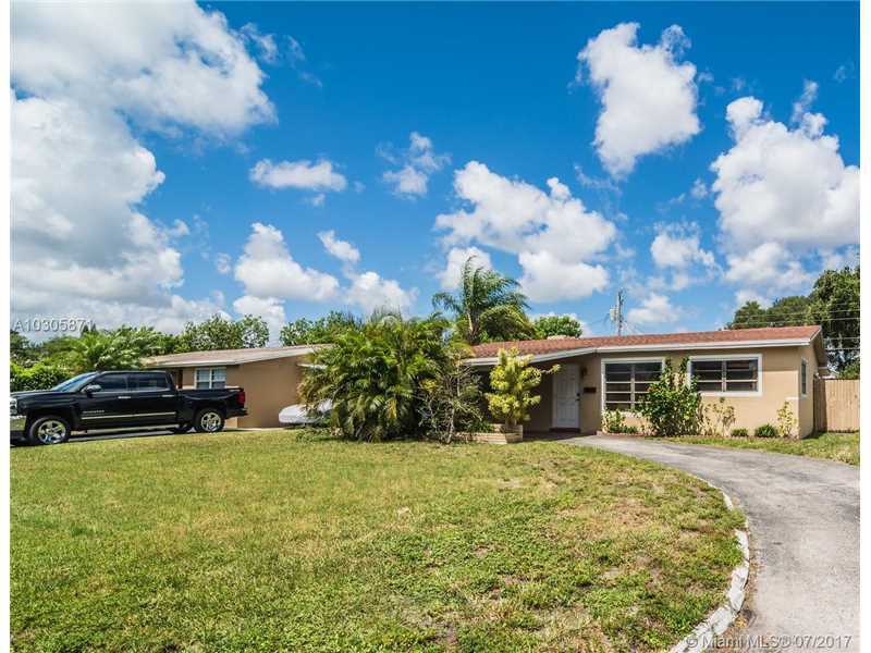 Property Photo:  2040 N 61st Ave  FL 33024 
