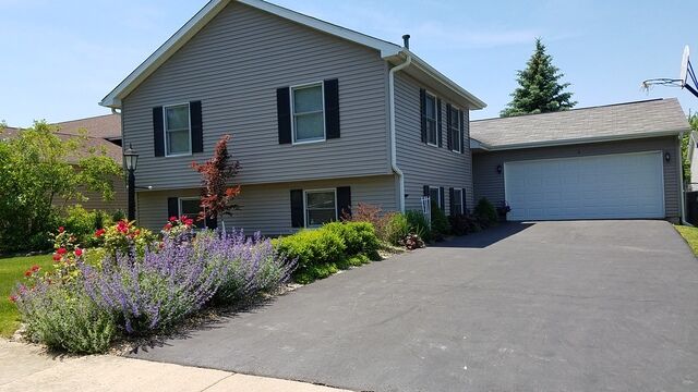 Property Photo: 6 Autumn Lane IL 60107