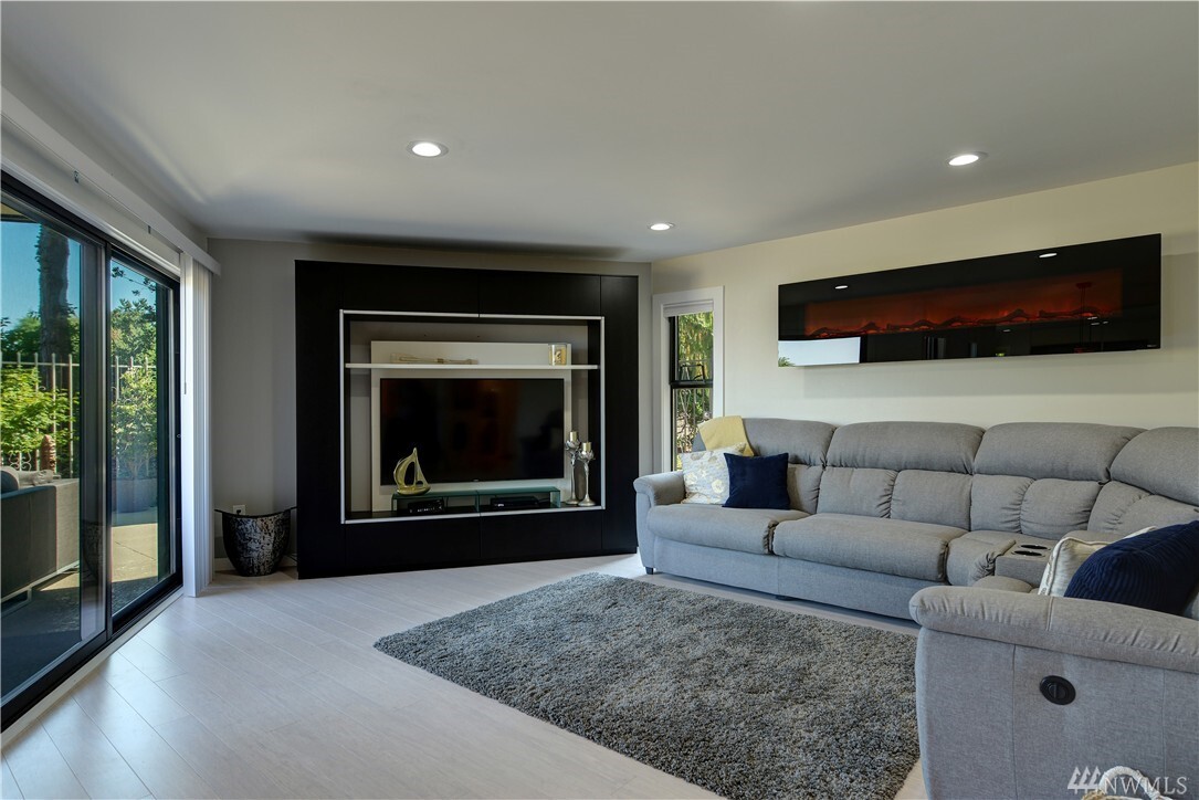 Property Photo: 5535 Lake Washington Blvd NE 101 WA 98033
