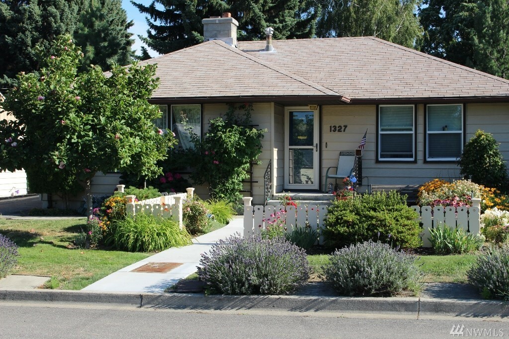 Property Photo: 1327 2nd St WA 98801