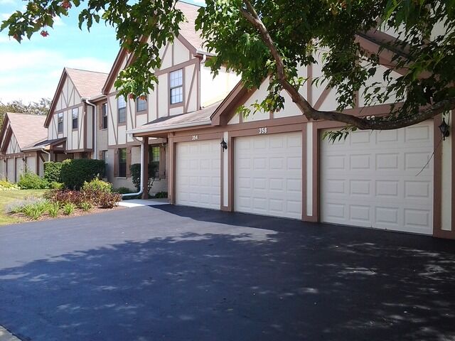 Property Photo:  356 Essex Court 3-B-R  IL 60191 