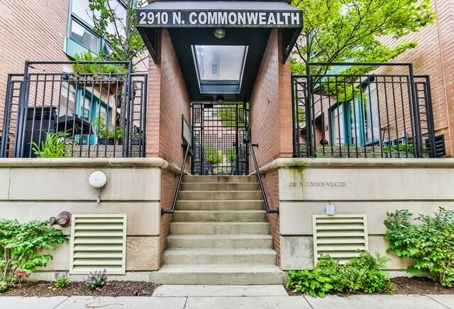 Property Photo: 2910 Commonwealth Avenue 8 IL 60657