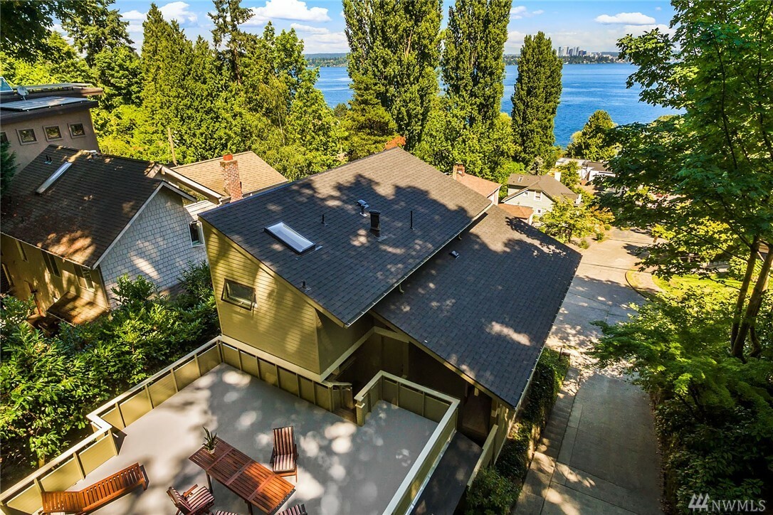 Property Photo: 429 Randolph Ave WA 98122