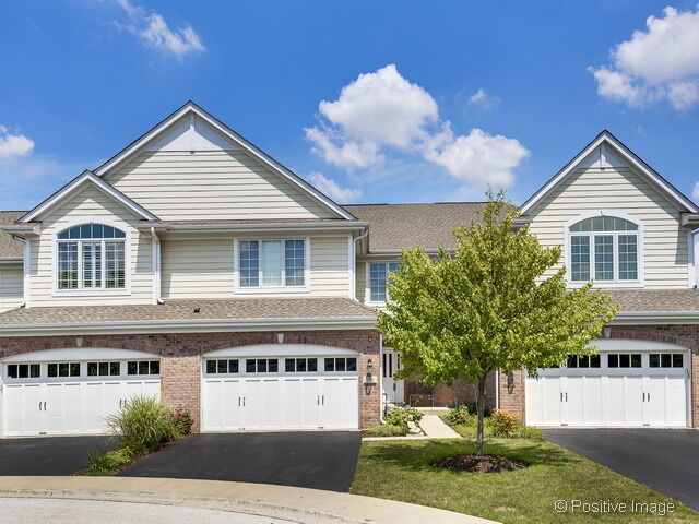 Property Photo: 794 Parkview Court IL 60137
