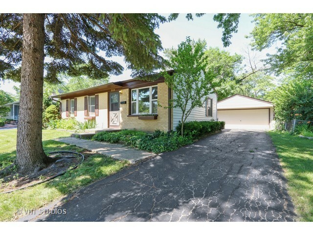 Property Photo: 324 Hiawatha Drive IL 60089